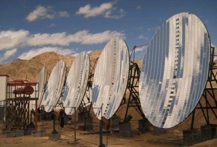 Solar concentrator dishes tracking the sun, Leh